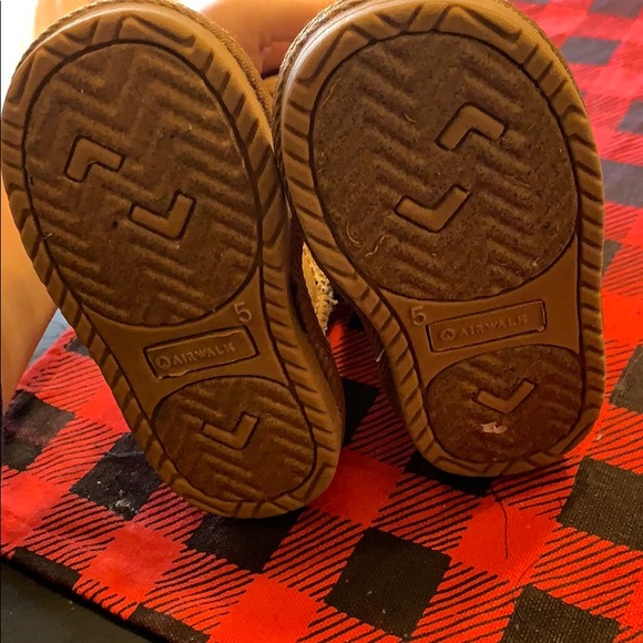 Toddler size 5 fuzzy boots with gold stars - Picture 2 of 5